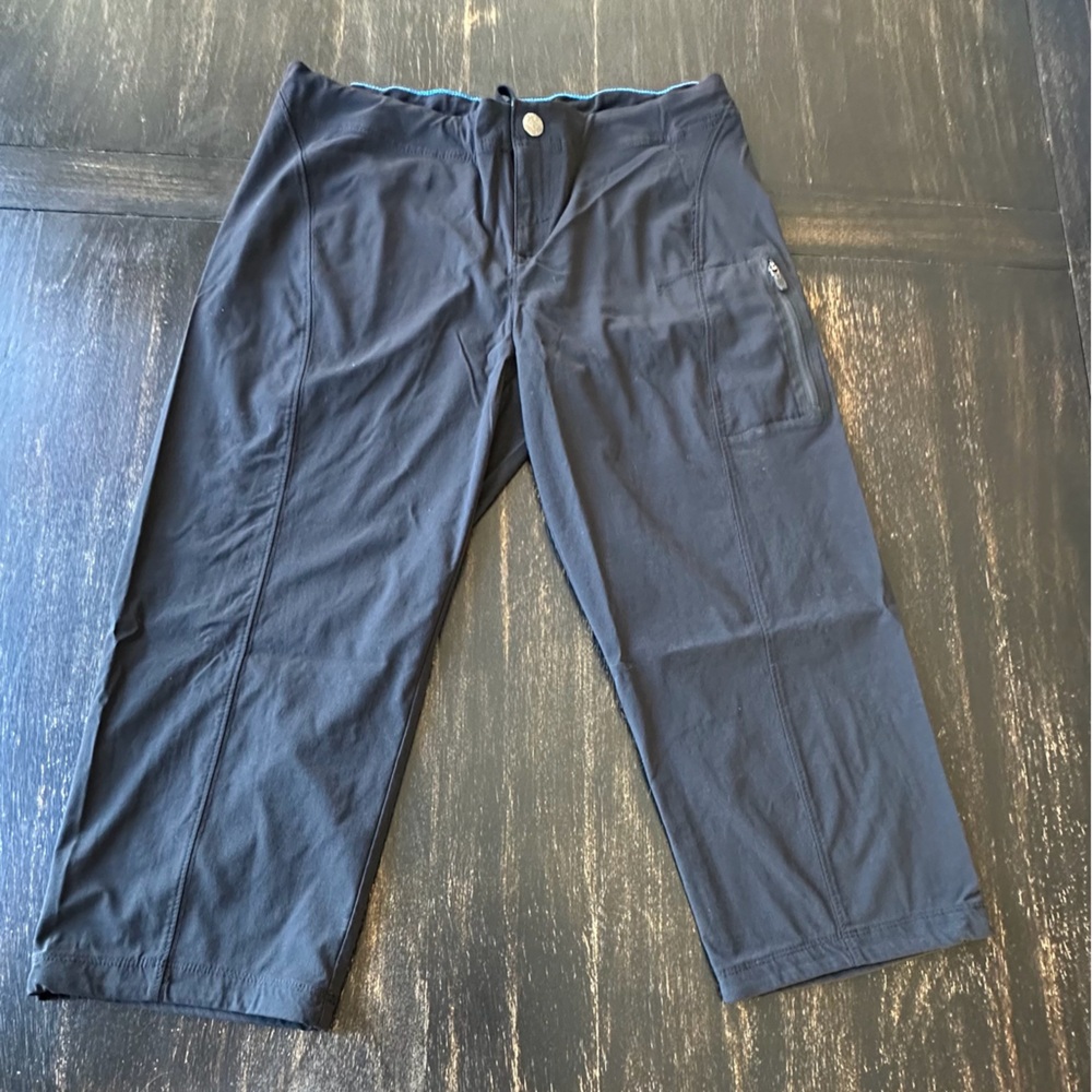 Columbia Omishield Advanced Repellency Trail Capri Pants. 
Size 6.